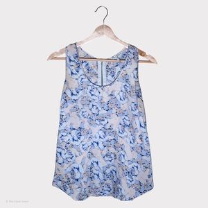 Sleeveless blouse with blue flowers print